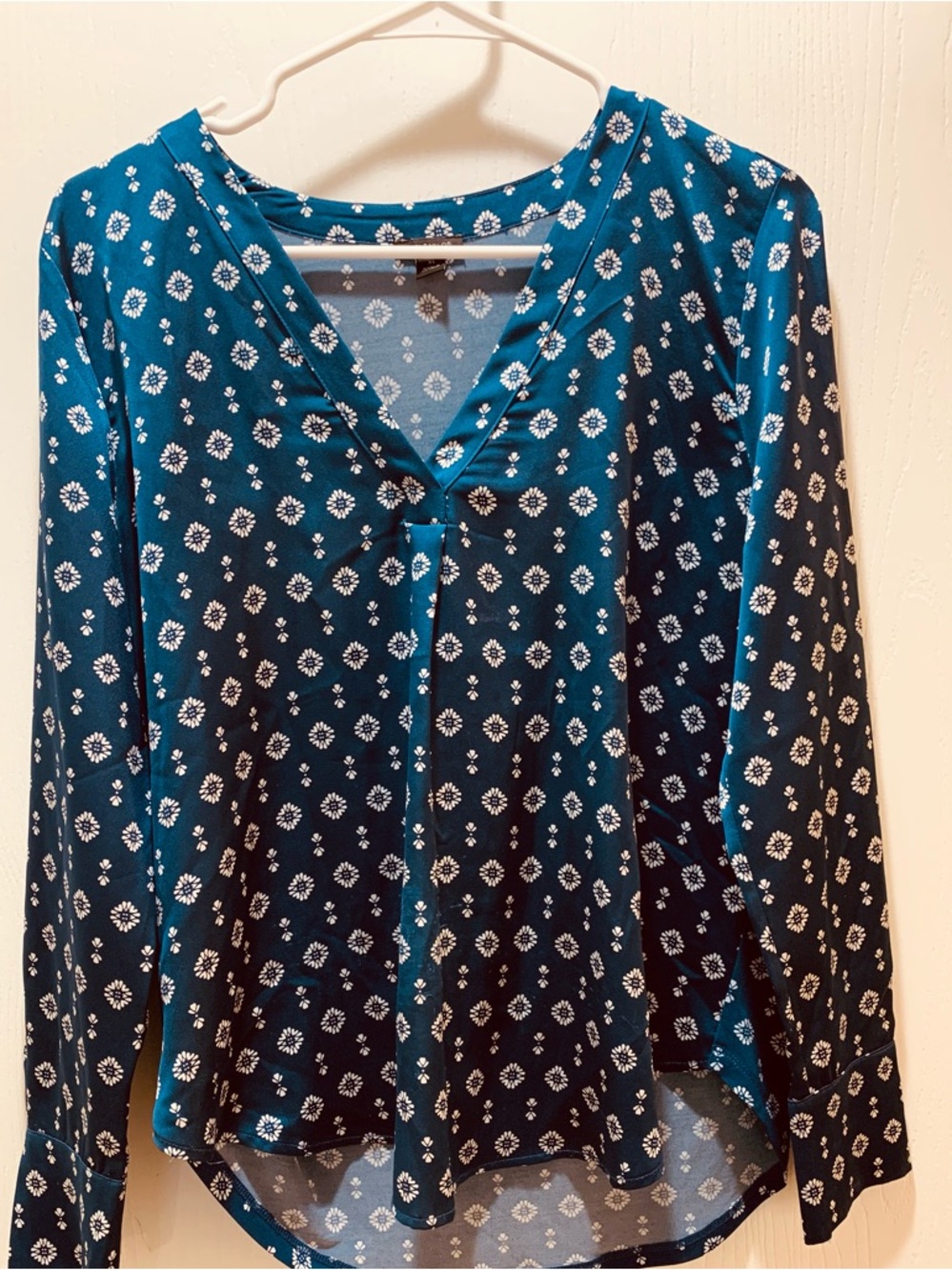 Ann Taylor V Neck Silky Blouse Long Sleeves
Career Office